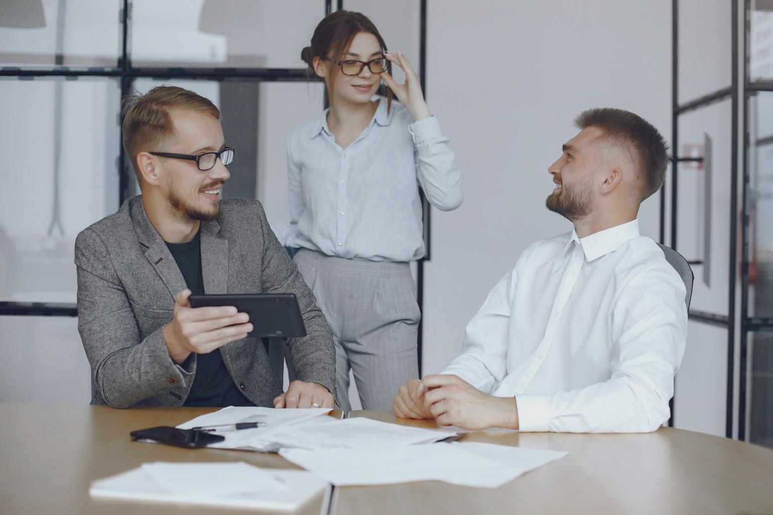 Zespół Investatrix podczas sesji planowania architektury bazy danych