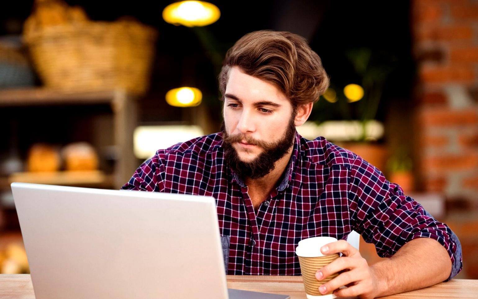 Fragment kodu MongoDB z optymalizacją indeksów wyświetlany w IDE